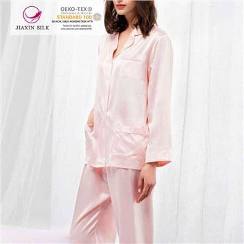 Πολυτελής μεταξωτή πιτζάμα ύπνου